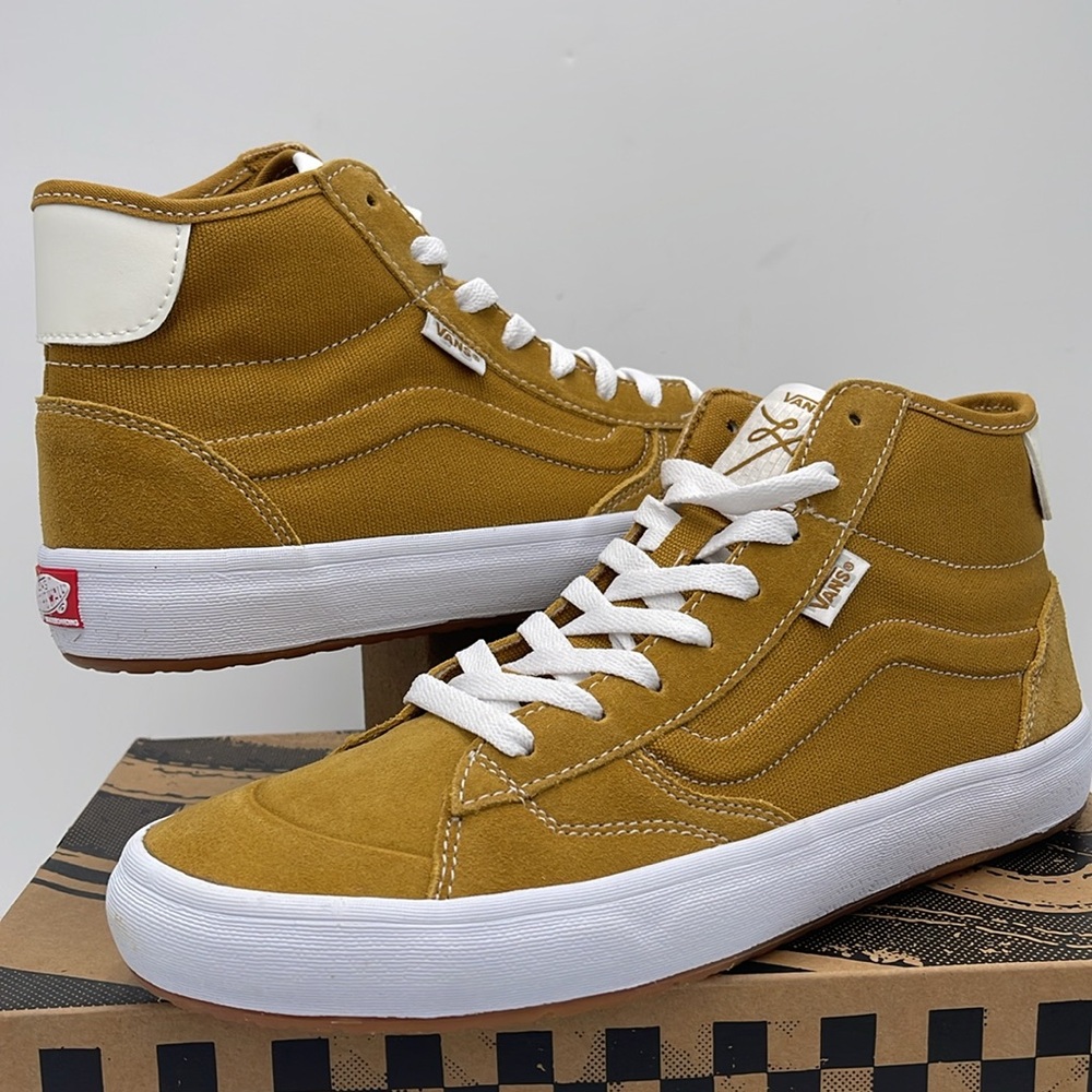 Vans WMNS High-Top Sneakers - Mustard White The Lizzie
Gold/White
VN0A4BX1GLW - Picture 9 of 16
